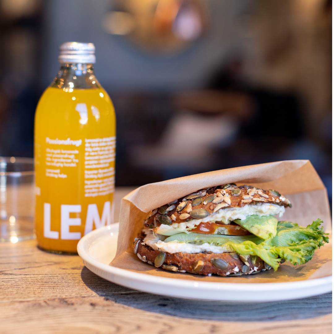 Lækker tun- og avokado sandwich, samt en frisk juice fra Espresso House i Amager Centret 